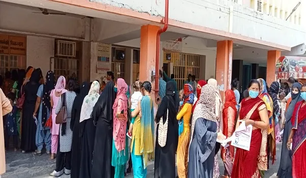 मुरादाबाद: जिला अस्पताल में मरीजों की भीड़, सड़क पर लगी लाइन