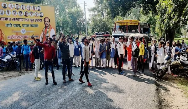 बिजनौर : वसूली का आरोप लगाते हुए छात्र-छात्राओं ने लगाया जाम