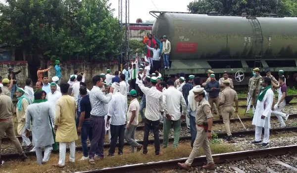 रामपुर : 26 मिनट रेलवे ट्रैक पर बैठे किसान, सरकार के खिलाफ नारेबाजी