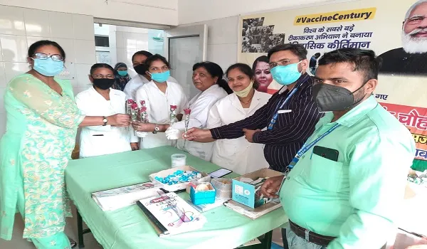 मुरादाबाद : जिपं अध्यक्ष ने कोरोना योद्धाओं को किया सम्मानित