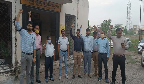 रामपुर : बिजली इंजीनियरों ने काली पट्टी बांध जताया विरोध
