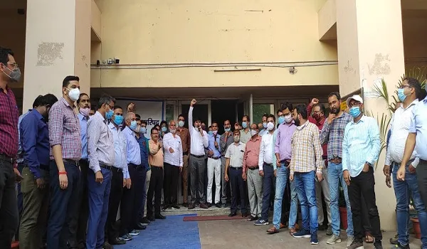 मुरादाबाद: मांगों को लेकर फिर गरजे बिजली कर्मी, रहे हड़ताल पर