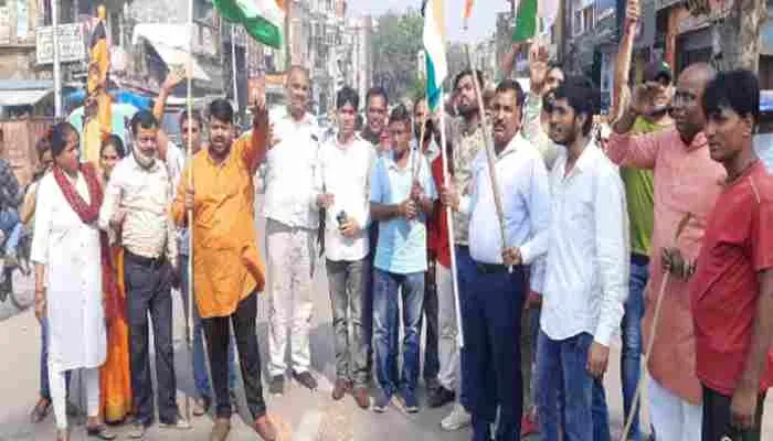 अयोध्या: विहिप कार्यकर्ताओं ने फूंका पाकिस्तान का पुतला, जानें मामला