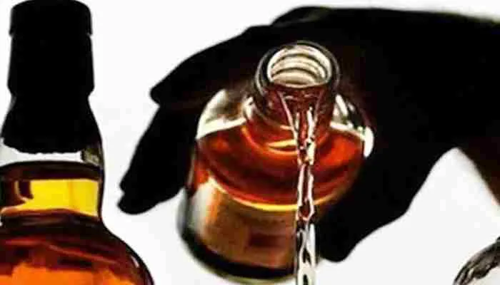 बाराबंकी: सेल्समैन के कमरे में चल रहा था मिलावटी शराब का कारोबार, केस दर्ज