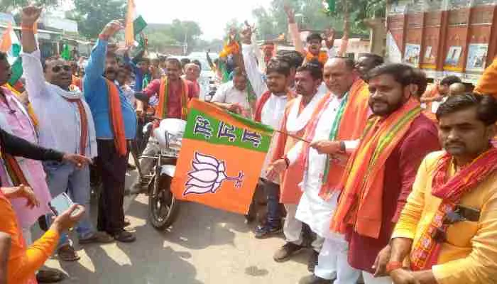 बाराबंकी: राष्ट्रभक्ति जगाने के लिए भाजपा युवा मोर्चा ने निकाली तिरंगा यात्रा