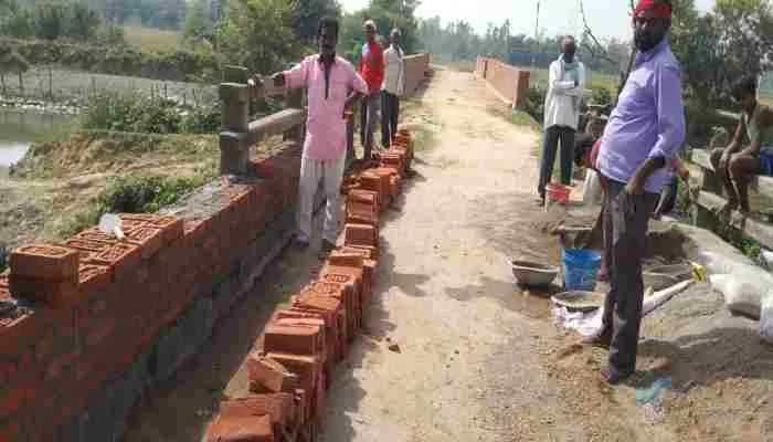 बाराबंकी: पुलिया की रेलिंग निर्माण में मानकों की हो रही अनदेखी