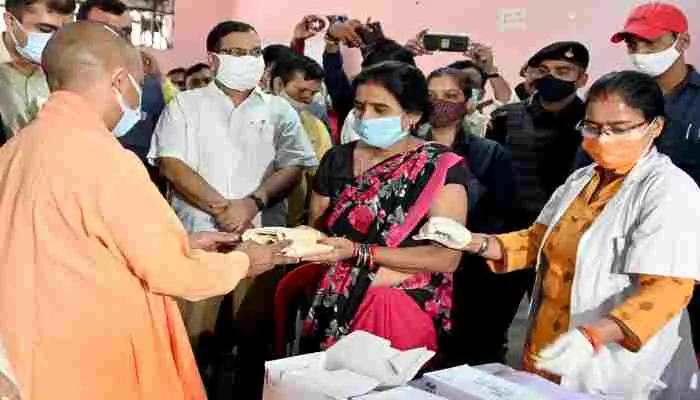टीकाकरण का आंकड़ा 100 करोड़ के पार, सीएम योगी ने कहा- देश में कोरोना की हार तय