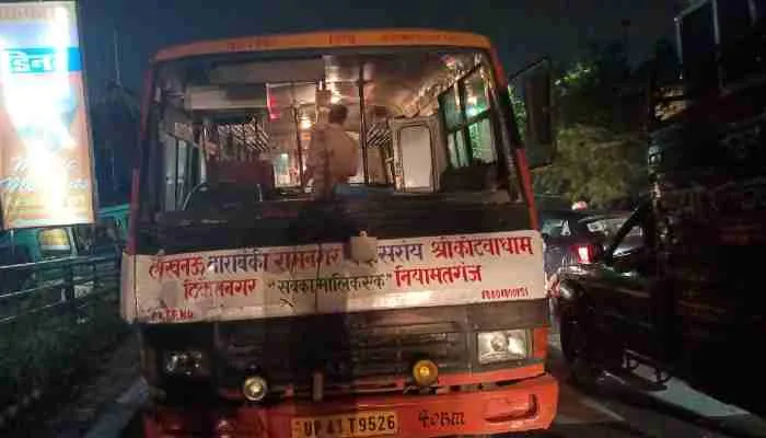लखनऊ: बस व टेम्पो में जोरदार भिड़ंत, एक परिवार के आठ लोग घायल