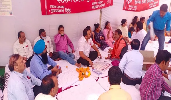 मुरादाबाद : रेलवे कर्मचारियों की समस्याओं को लेकर नरमू ने दिया धरना