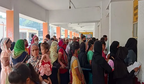 मुरादाबाद : कम नहीं हो रही ओपीडी में मरीजों की संख्या, फिजिशियन के कक्ष के बाहर लगी लंबी कतार