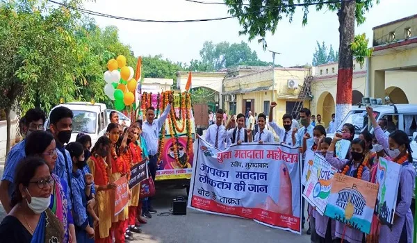 मुरादाबाद: मतदाता एक्सप्रेस को हरी झंडी दिखाकर किया रवाना