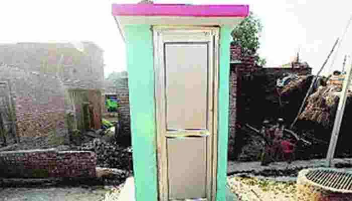 सीतापुर: यहां मुर्दो के लिए भी बनवा दिए गए शौचालय, जानें पूरा मामला