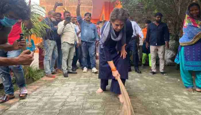 लखनऊ: प्रियंका गांधी ने लगाई झाड़ू, कहा- यह स्वाभिमान और सादगी का प्रतीक