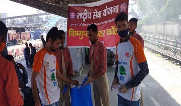मुरादाबाद : यात्रियों को प्लास्टिक इस्तेमाल न करने प्रति किया जागरूक