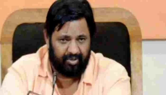 मंत्री कौशल किशोर की शिकायत पर जेई के खिलाफ आय से अधिक संपत्ति का केस दर्ज