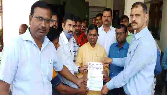 बाराबंकी: खण्ड शिक्षा अधिकारी के खिलाफ सांसद को सौंपा ज्ञापन, जानें मामला