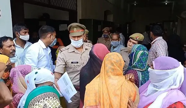 मुरादाबाद : प्रेम नगर के लोगों ने कलेक्ट्रेट पर प्रदर्शन कर एसएसपी को सौंपा ज्ञापन