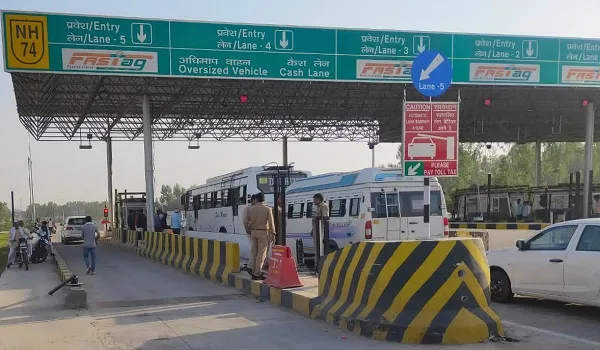 बिजनौर : अभद्रता से नाराज भाकियू कार्यकर्ताओं ने टोल फ्री कराया