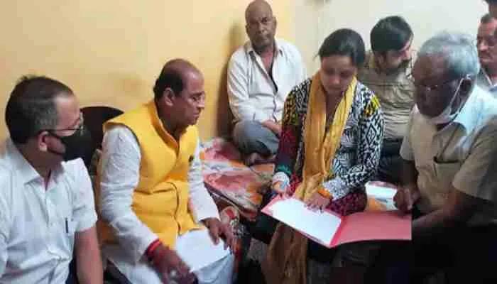 कानपुर: मृतक मनीष गुप्ता की पत्नी को मिला नियुक्ति पत्र, अधिकारियों ने सौंपा लेटर