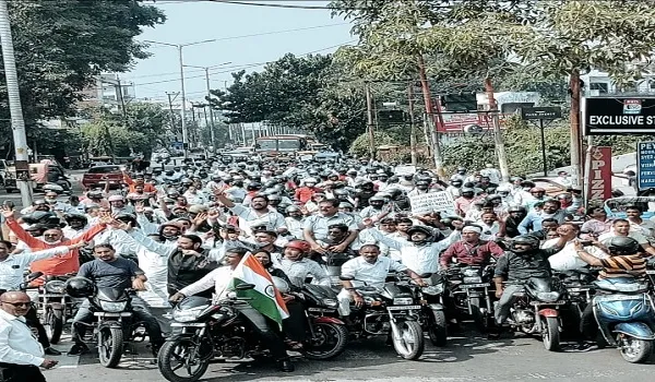 मुरादाबाद : मोटर साइकिल रैली निकाल कर्मचारी शिक्षक, पेंशनरों ने भरी हुंकार