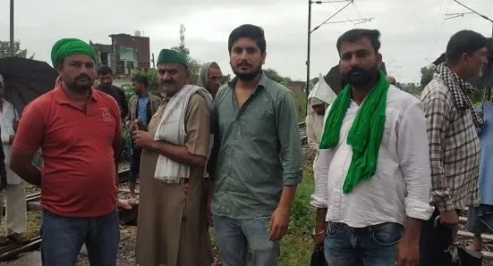 मुरादाबाद : हकीमपुर रेलवे स्टेशन पर किसानों का प्रदर्शन