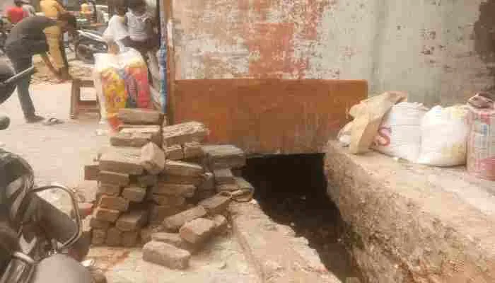 लखनऊ: ठाकुरगंज में अतिक्रमण से जनता परेशान, दबंग ने नाले के ऊपर बना ली दुकान