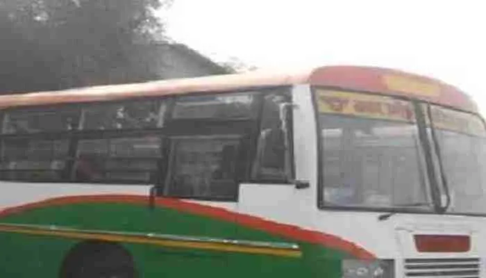 लखनऊ: रोडवेज बसों की कमी, डग्गामार वाहनों के लिए बनी संजीवनी