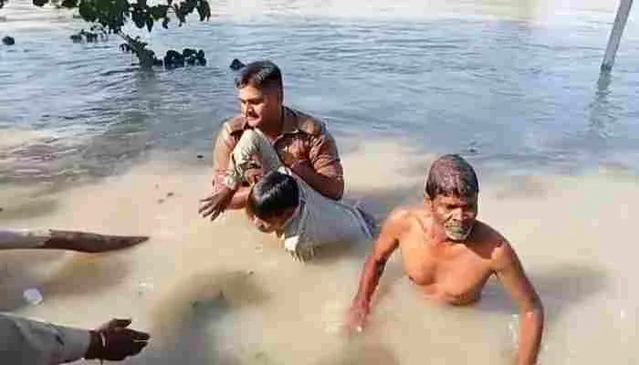 सीतापुर: बाढ़ के पानी में डूबकर दो बच्चों सहित चार की मौत, मां-बेटी समेत तीन लापता