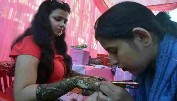 करवा चौथ स्पेशल: मेहंदी के ट्रेंड का छाया जादू, टोकन लेकर मेहंदी लगवाने पहुंची महिलाएं