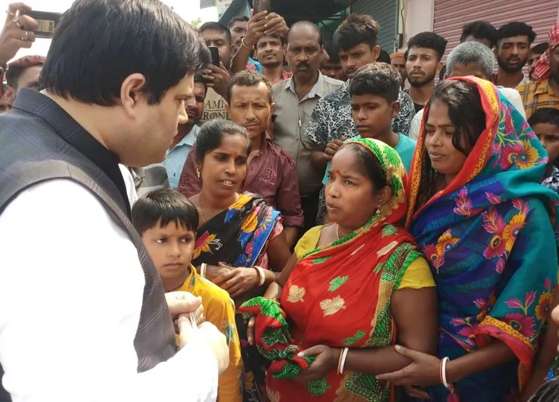 पीलीभीत: बाढ़ पीड़ितों की मदद के लिए दिल्ली से आए सांसद वरुण गांधी, प्रभावित इलाकों का किया दौरा