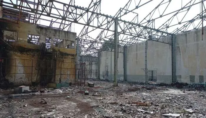 वेस्पा स्कूटर की बंद फैक्ट्री से चोरी हो रहा लाखों का स्क्रैप