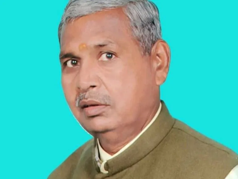 पीलीभीत: बिलसंडा के कुरैया कलां गांव में विधायक को दिखाए काले झंडे