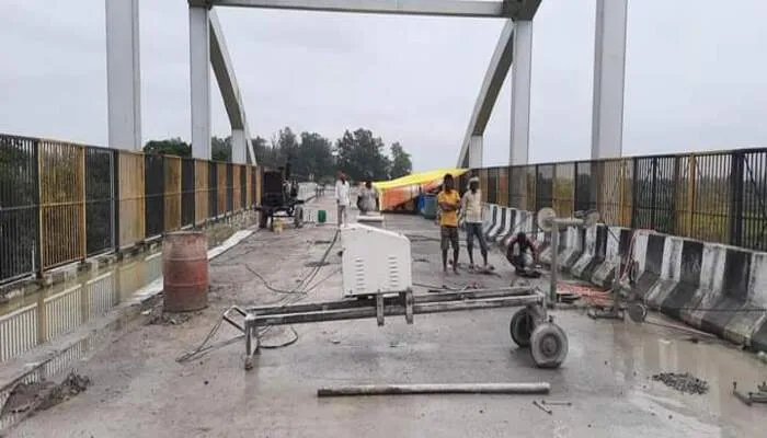 रायबरेली: ओवरब्रिज में दरार के चलते  डेढ़ साल से आवागमन  बंद, बनाया गया नया ओवरब्रिज