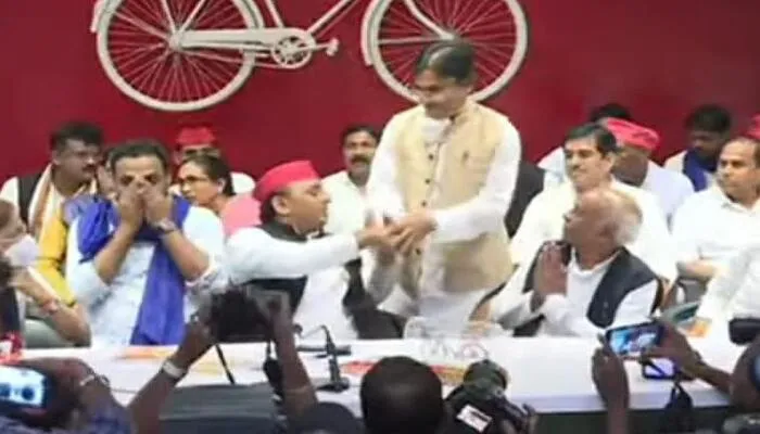 हरदोई: अखिलेश यादव की मौजूदगी में सपाई हुए डॉ. अरुण मौर्या