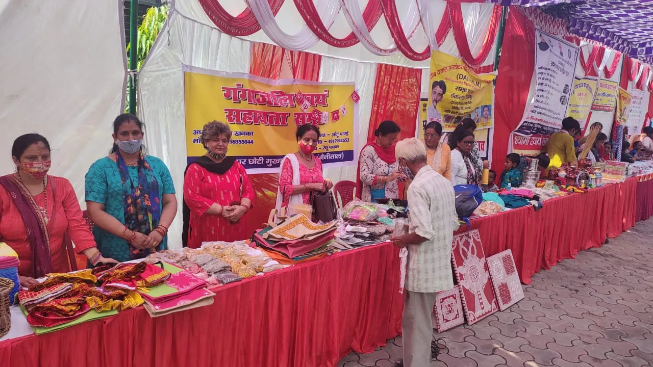 हल्द्वानी की महिलाओं का हुनर, बीयर की बोतल से लैंप और अखबार से टोकरी बना डाली