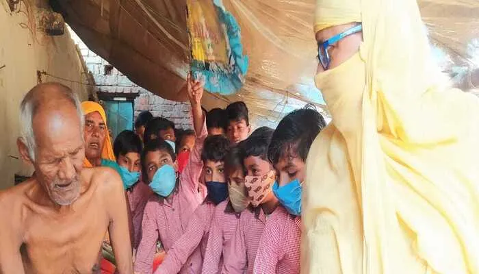 हरदोई: अन्तर्राष्ट्रीय वृद्ध दिवस पर बच्चों ने बड़े-बुज़ुर्गों के सम्मान और सुरक्षा की ली प्रतिज्ञा