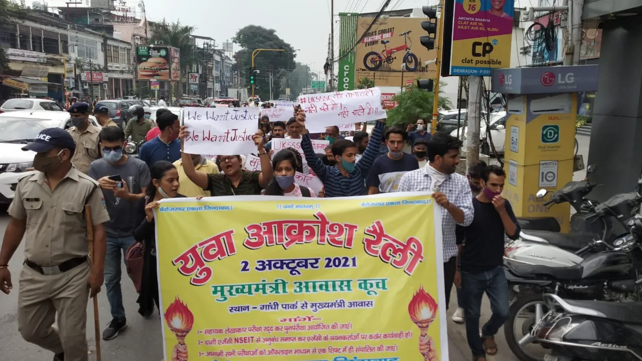 देहरादून: युवाओं के आक्रोश से पुलिस-प्रशासन के हाथ पांव फूले, सहायक लेखाकार परीक्षा रद्द कराने की मांग पर अड़े
