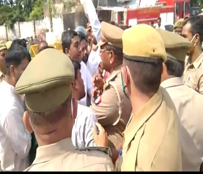 सीतापुर: तेज हुआ कांग्रेसियों का आंदोलन, बैरिकेडिंग तोड़कर पुलिस से हुई धक्का-मुक्की