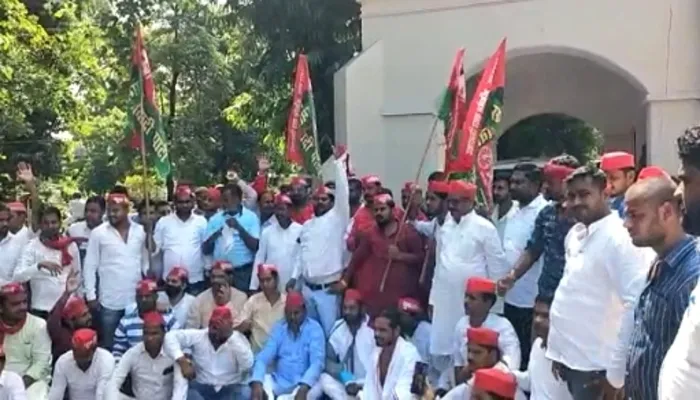 रायबरेली: किसानों की मौत पर भड़की सपा, कलेक्ट्रेट में धरना देकर किया गया प्रदर्शन
