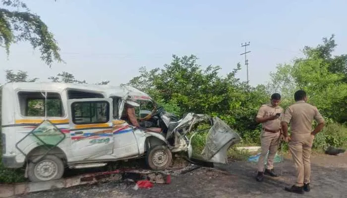 सड़क हादसा: हरदोई में मैजिक और ट्रक में हुई भिड़ंत, चालक सहित दो की मौत