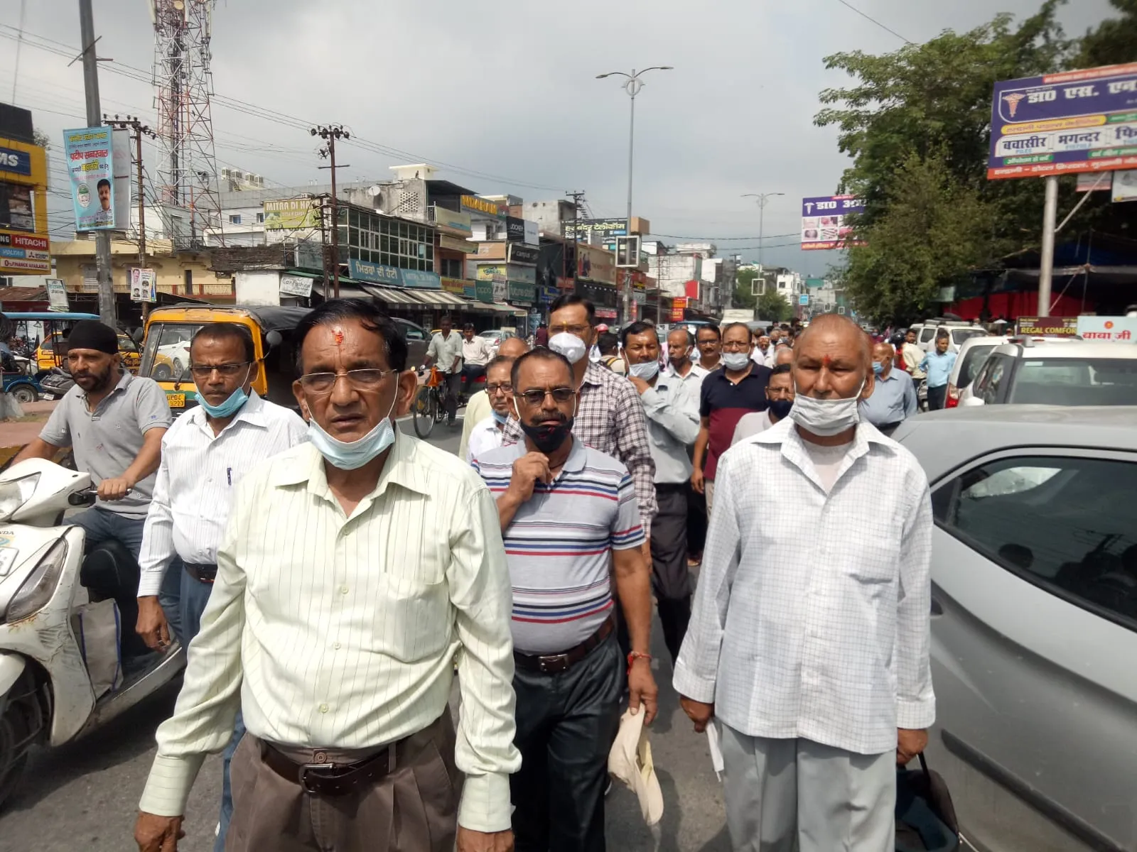 हल्द्वानी: गोल्डन कार्ड की कटौती से फूटा सेवानिवृत्त कर्मचारियों का गुस्सा, पूतला फूंका