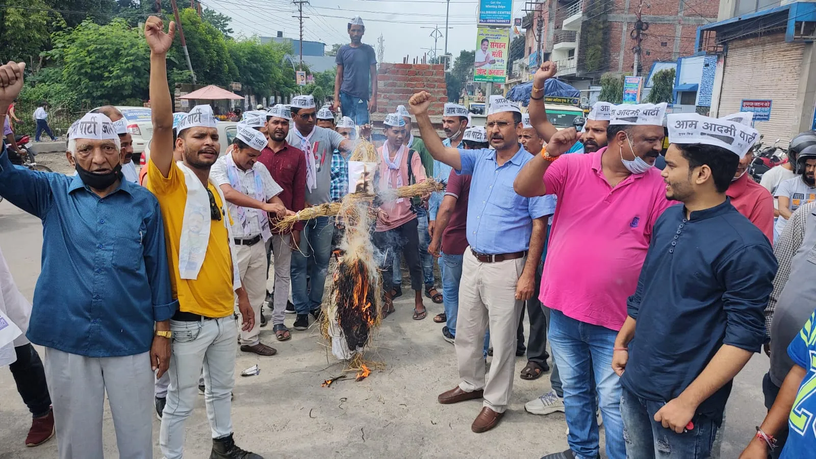 लखीमपुर खीरी में किसानों के ऊपर गाड़ी चलाने पर हल्द्वानी में उबाल, सरकार का पूतला फूंका