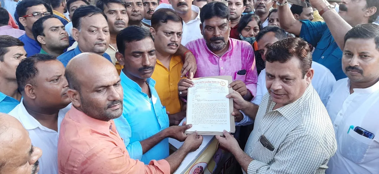 अयोध्या: शिक्षकों ने की पदोन्नति प्रक्रिया प्रारंभ करने की मांग, सौंपा ज्ञापन