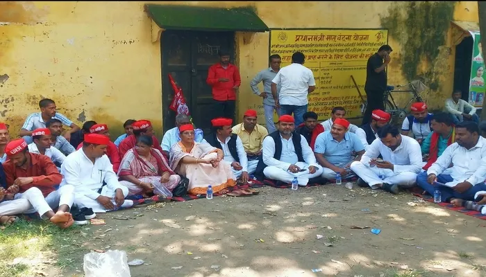 हरदोई: धरने पर बैठे सपाई, किसानों के परिजनों को लेकर उठाई यह मांग