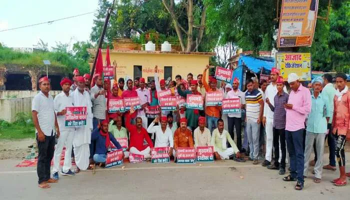 बाराबंकी: सपाइयों ने दिया धरना, मुख्यमंत्री से मांगा इस्तीफा