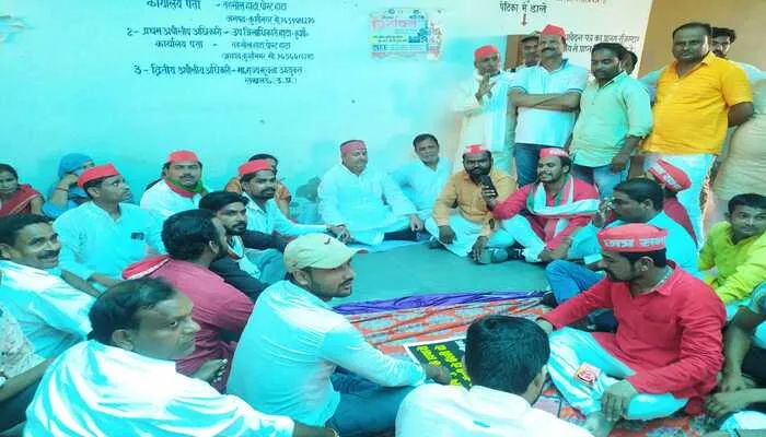 लखीमपुर कांड: कुशीनगर में सपाइयों ने तहसील परिसरों में दिया धरना, SDM को सौंपा ज्ञापन