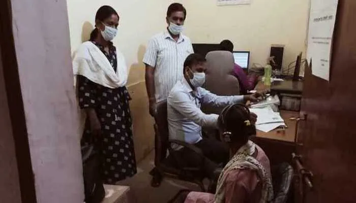 हरदोई: उपकरण देने के लिए दिव्यांग बच्चों का हुआ परीक्षण