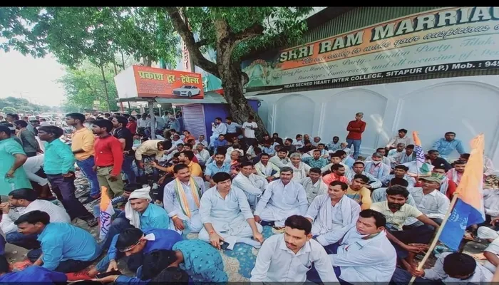 पुलिस को चकमा देकर हरदोई से सैकड़ों कांग्रेसी पहुंचे सीतापुर