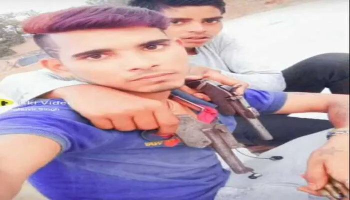 हरदोई: तमंचे के साथ दो युवकों की फोटो वायरल