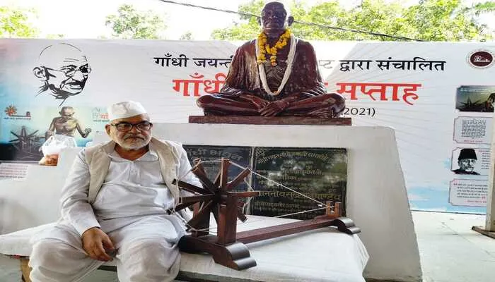 बाराबंकी: लखीमपुर घटना के विरोध में गांधीवादी राजनाथ शर्मा ने किया अनशन